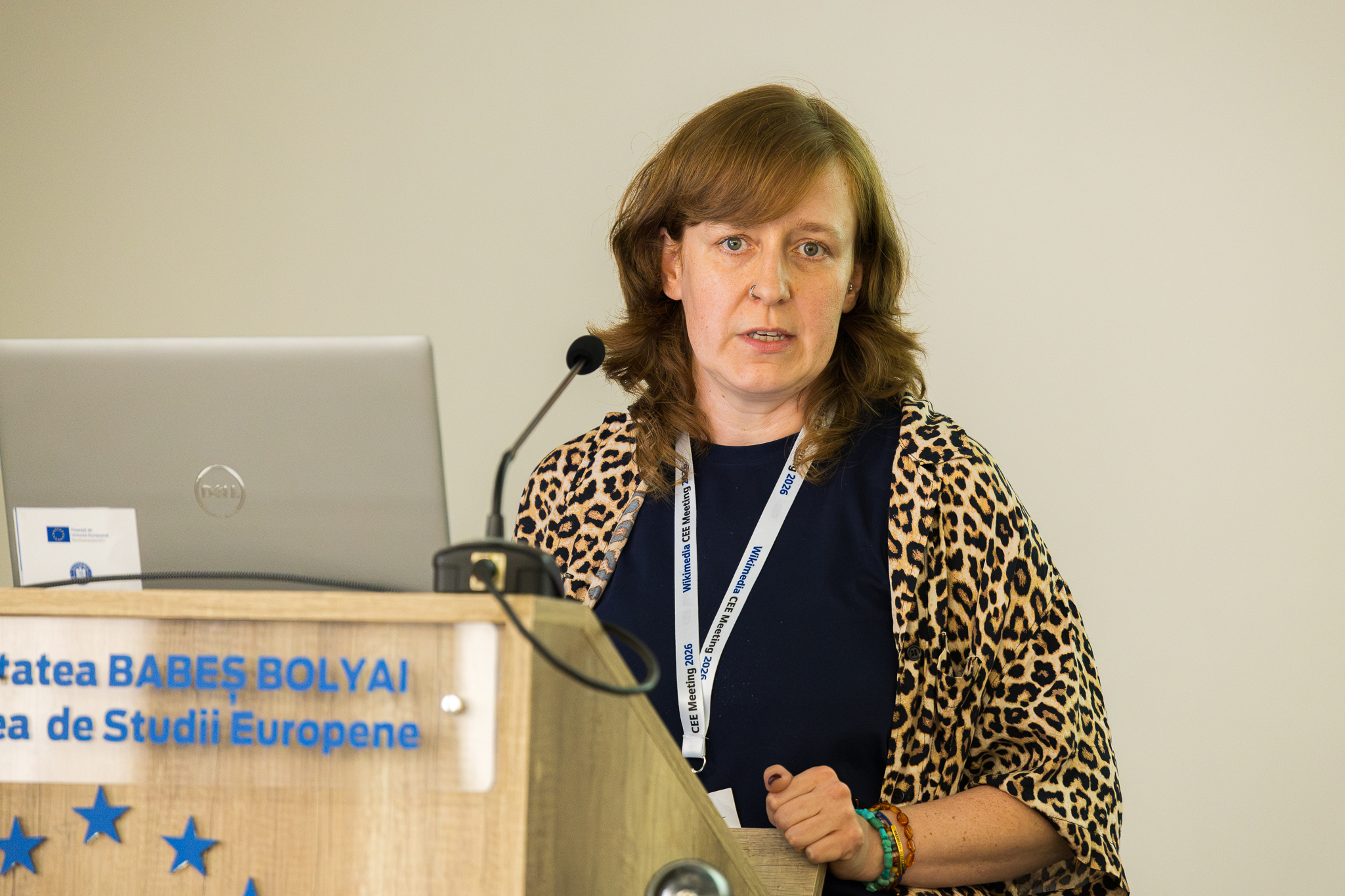 Katarzyna Makowska z Wikimedia Polska podczas prelekcji na Wikimedia CEE Meeting 2026