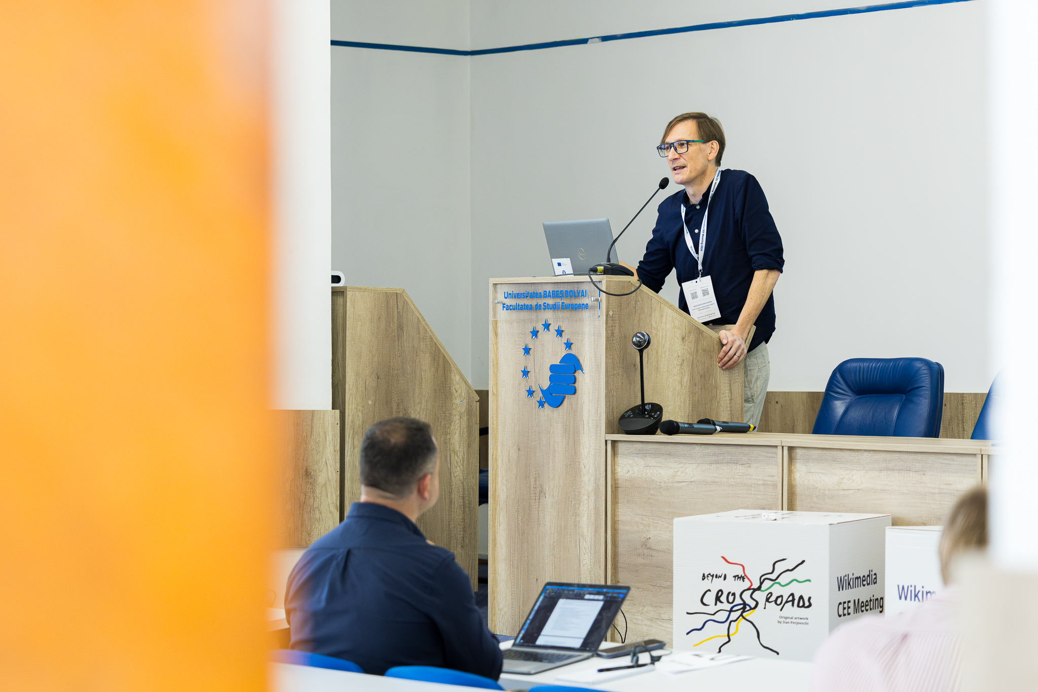 Grzegorz Kopaczewski z Wikimedia Polska podczas prelekcji na Wikimedia CEE Meeting 2026
